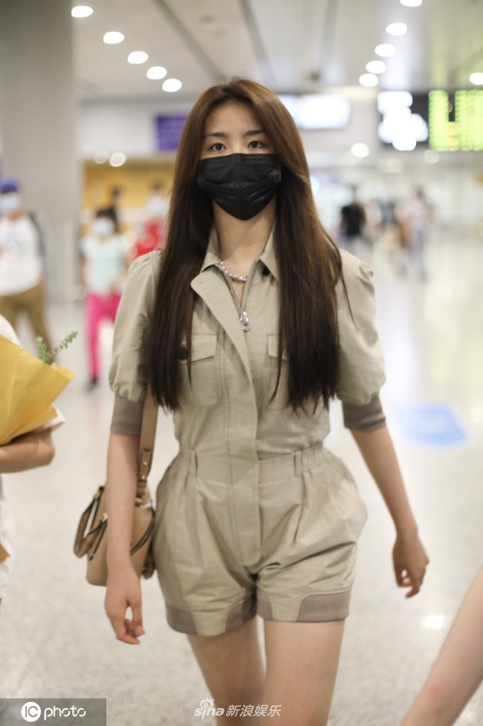 金子涵穿工装连体裤又甜又酷 获赠花束点头示意超亲切