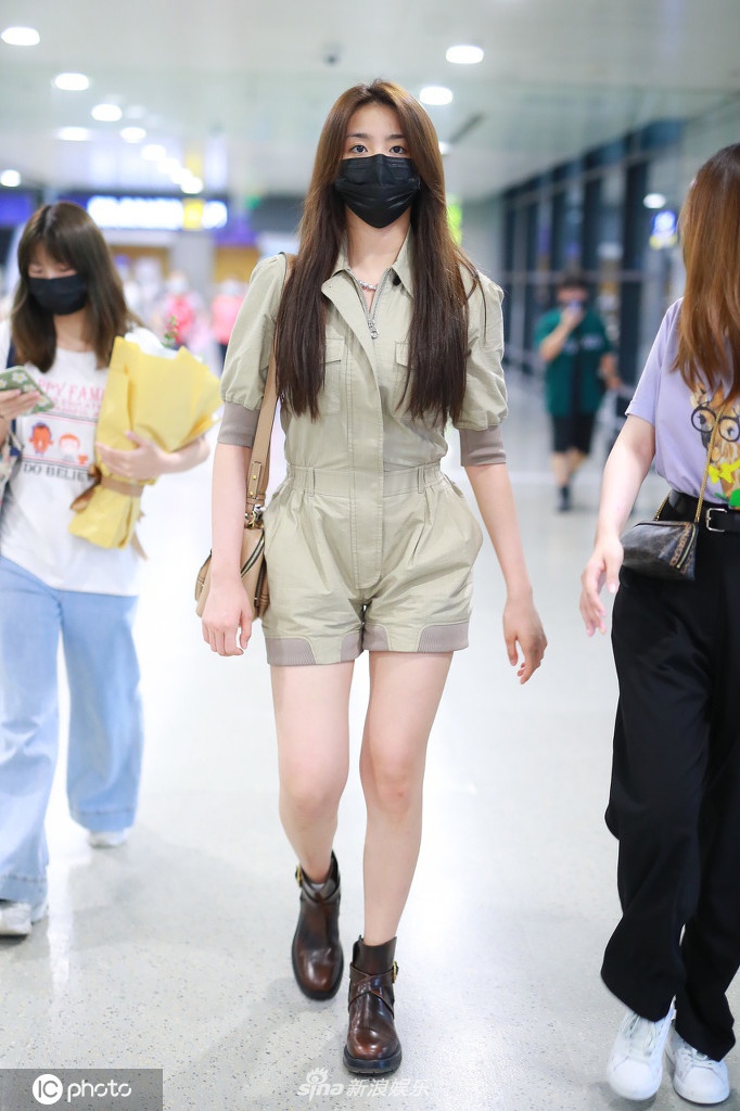 金子涵穿工装连体裤又甜又酷 获赠花束点头示意超亲切