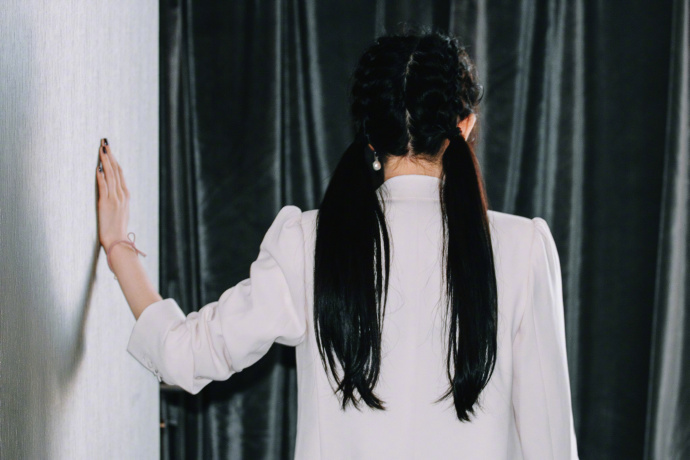 杨幂梳双马尾戴粉色领结 对镜比剪刀手少女感满满