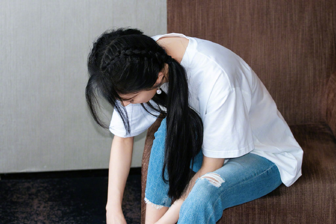 杨幂梳双马尾戴粉色领结 对镜比剪刀手少女感满满