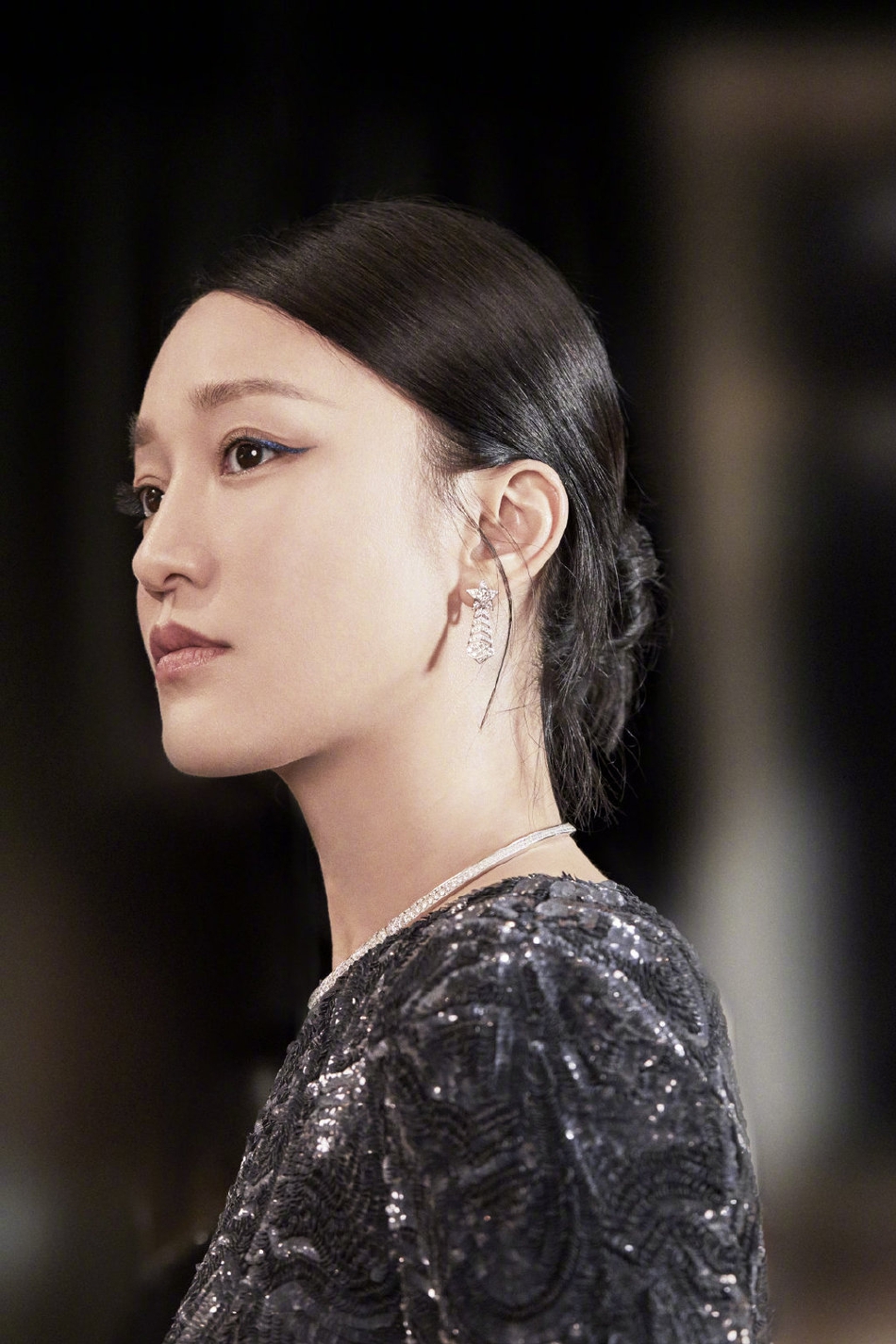 周迅拍写真神情严肃 展现成熟女性优雅魅力