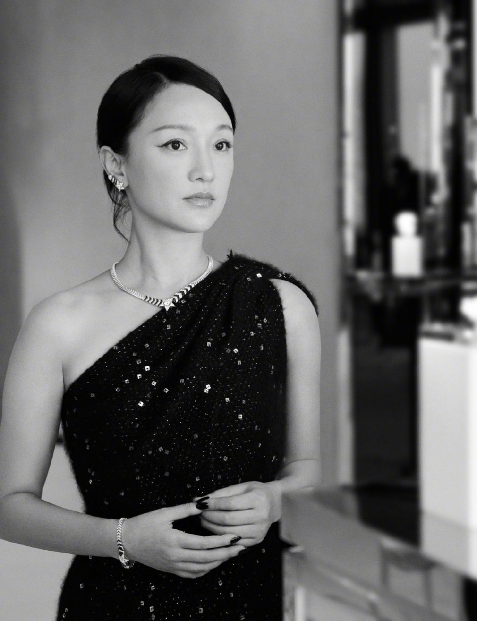 周迅拍写真神情严肃 展现成熟女性优雅魅力