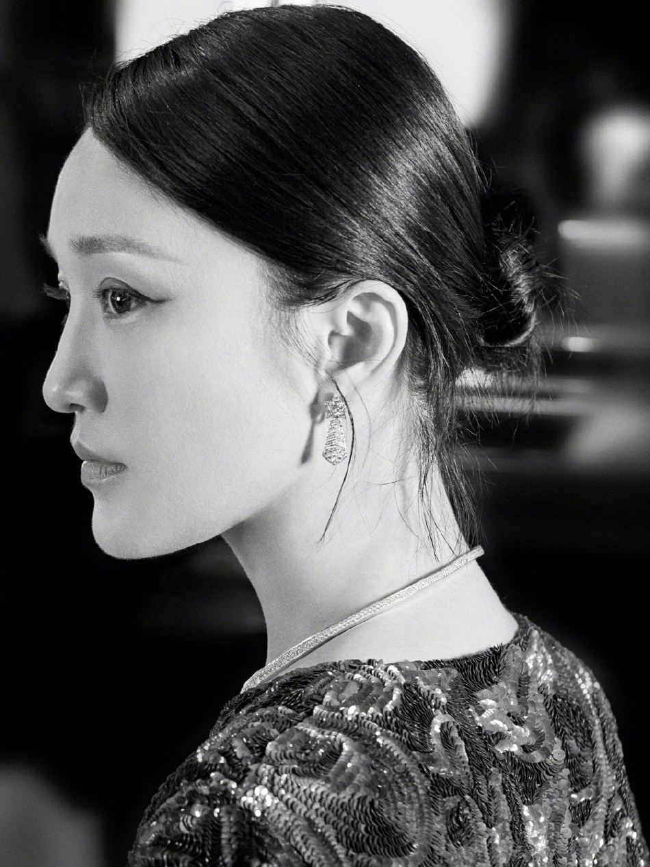 周迅拍写真神情严肃 展现成熟女性优雅魅力