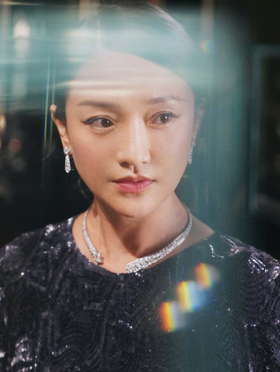 周迅拍写真神情严肃 展现成熟女性优雅魅力