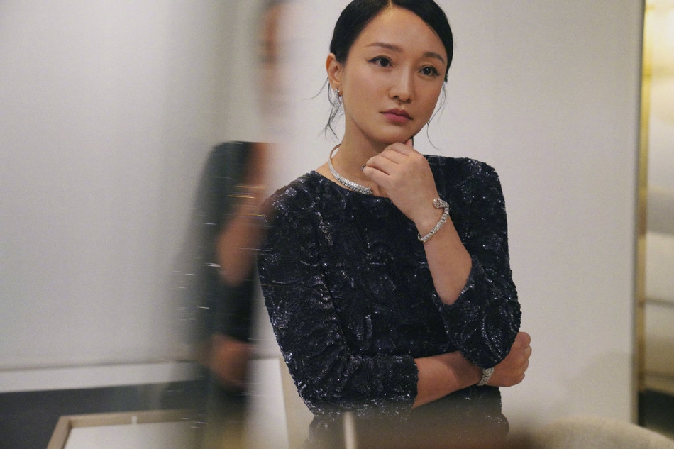 周迅拍写真神情严肃 展现成熟女性优雅魅力