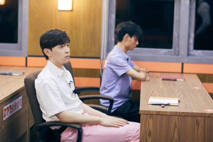 邓伦穿白衬衫搭粉裤子 一脸呆萌少年感十足