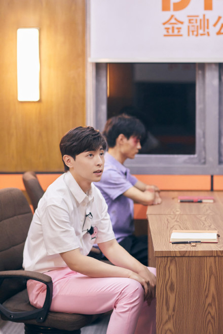 邓伦穿白衬衫搭粉裤子 一脸呆萌少年感十足