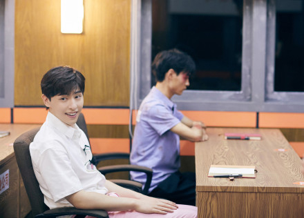 邓伦穿白衬衫搭粉裤子 一脸呆萌少年感十足