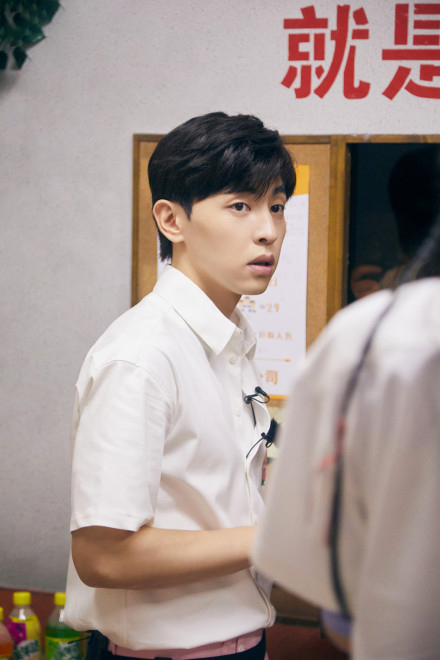 邓伦穿白衬衫搭粉裤子 一脸呆萌少年感十足