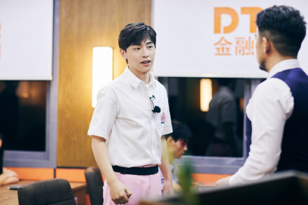 邓伦穿白衬衫搭粉裤子 一脸呆萌少年感十足