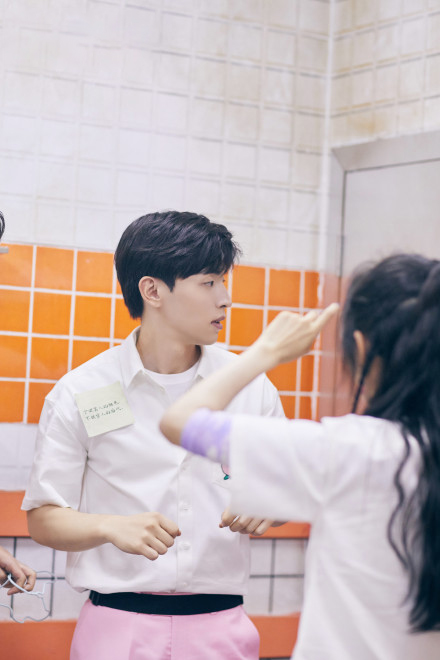 邓伦穿白衬衫搭粉裤子 一脸呆萌少年感十足