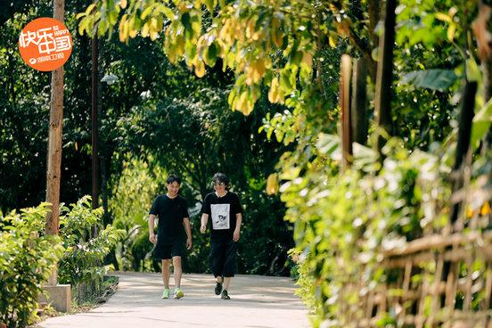 张子枫欧阳娜娜《向往4》形影不离 蘑菇屋里姐妹花齐唱歌曲