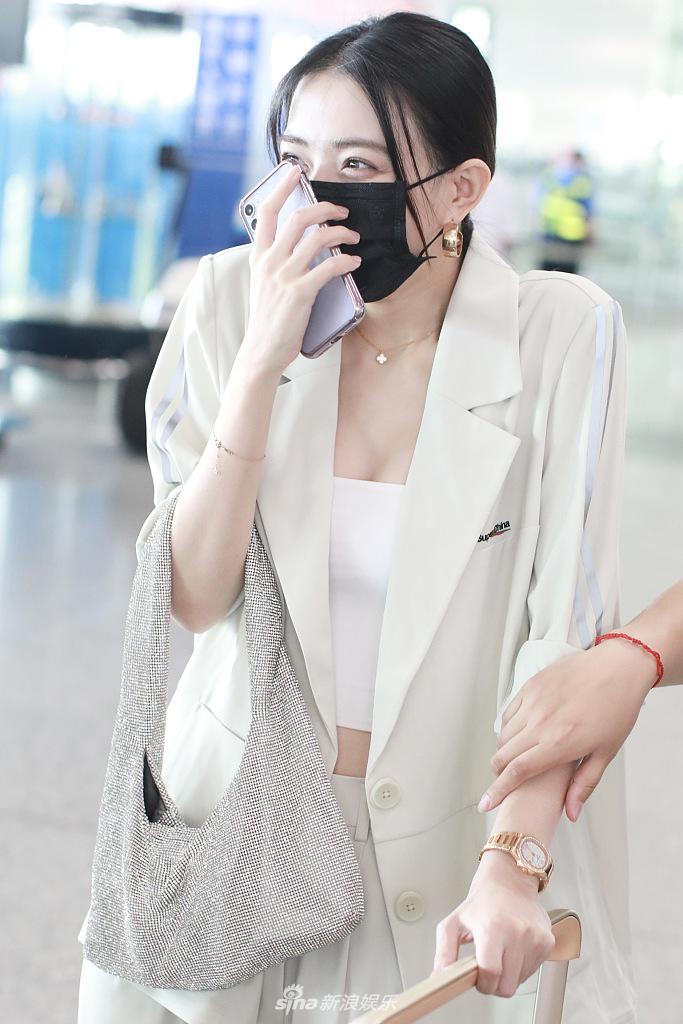 徐璐穿米色套装简约大气 捂嘴甜笑心情大好