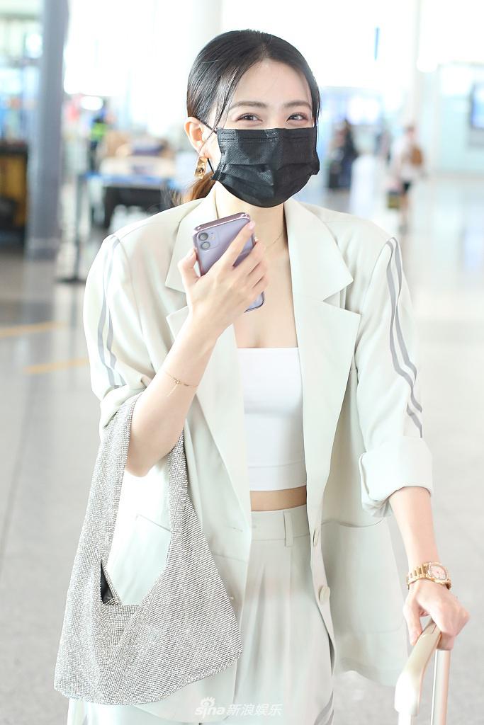 徐璐穿米色套装简约大气 捂嘴甜笑心情大好