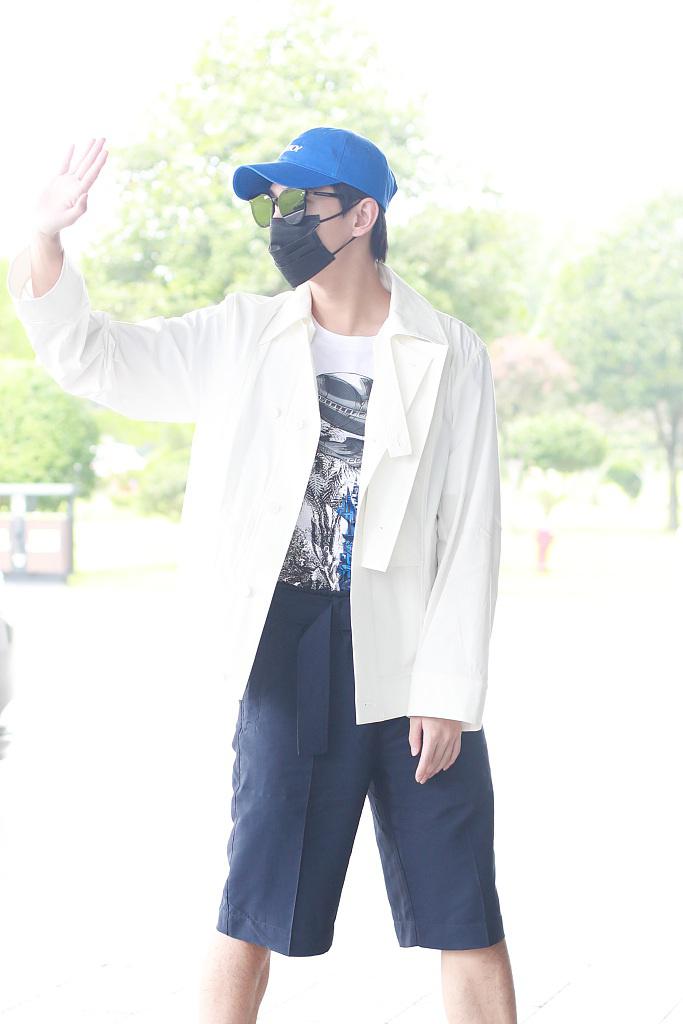 杨洋穿白色外套清爽休闲 对粉丝挥手热情营业