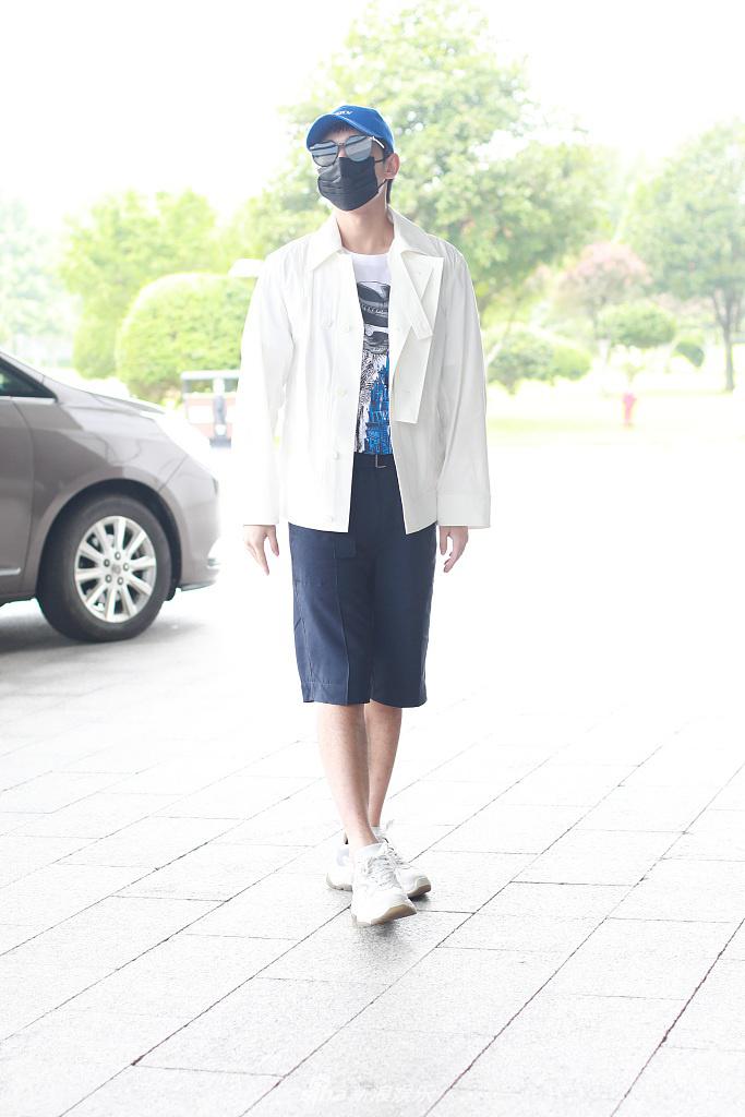 杨洋穿白色外套清爽休闲 对粉丝挥手热情营业