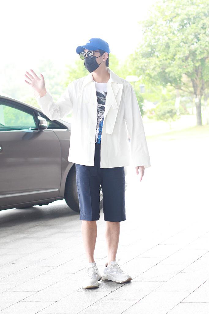 杨洋穿白色外套清爽休闲 对粉丝挥手热情营业