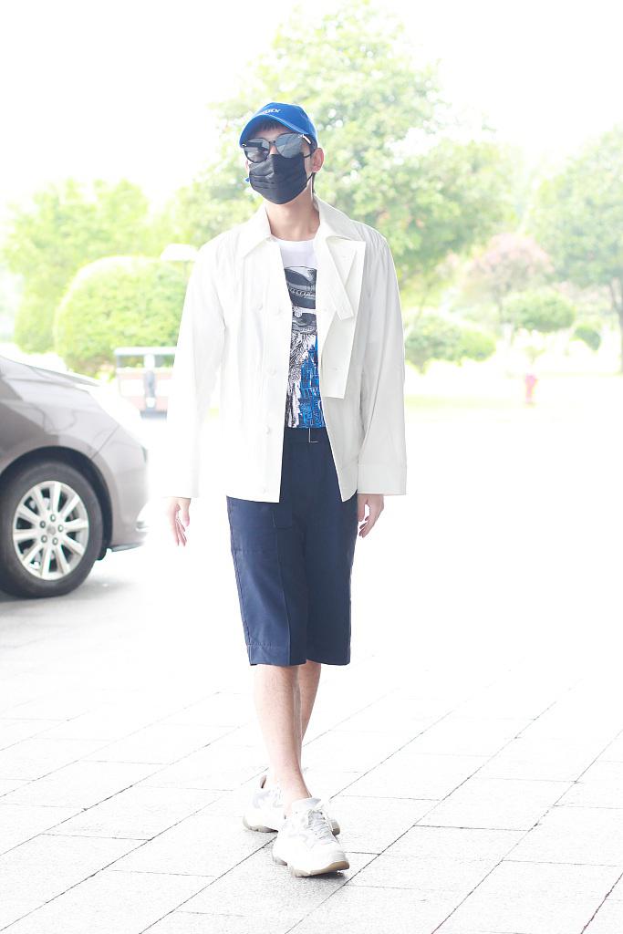 杨洋穿白色外套清爽休闲 对粉丝挥手热情营业