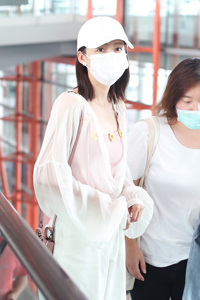 近日,李沁现身机场.