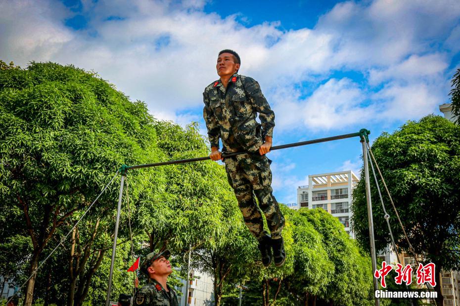 单杠卷腹上竞赛 . 王彬 摄