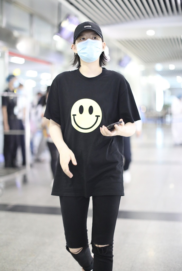 李斯丹妮现身机场大方任拍 全黑look攻气十足