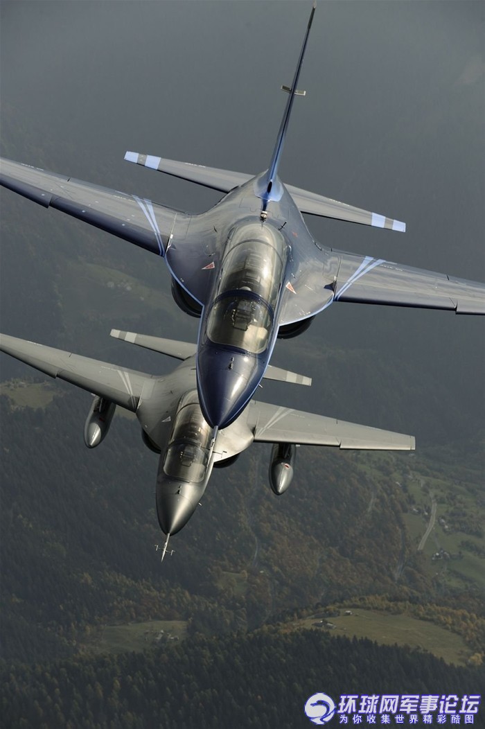 很爱秀的意大利教练机