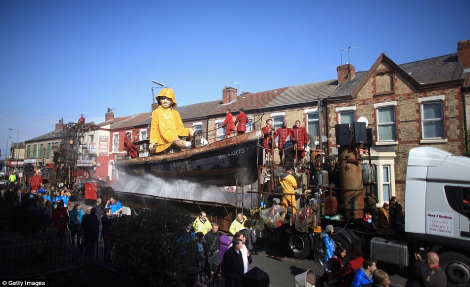 英国举办巨型木偶表演机械小女孩身高9米