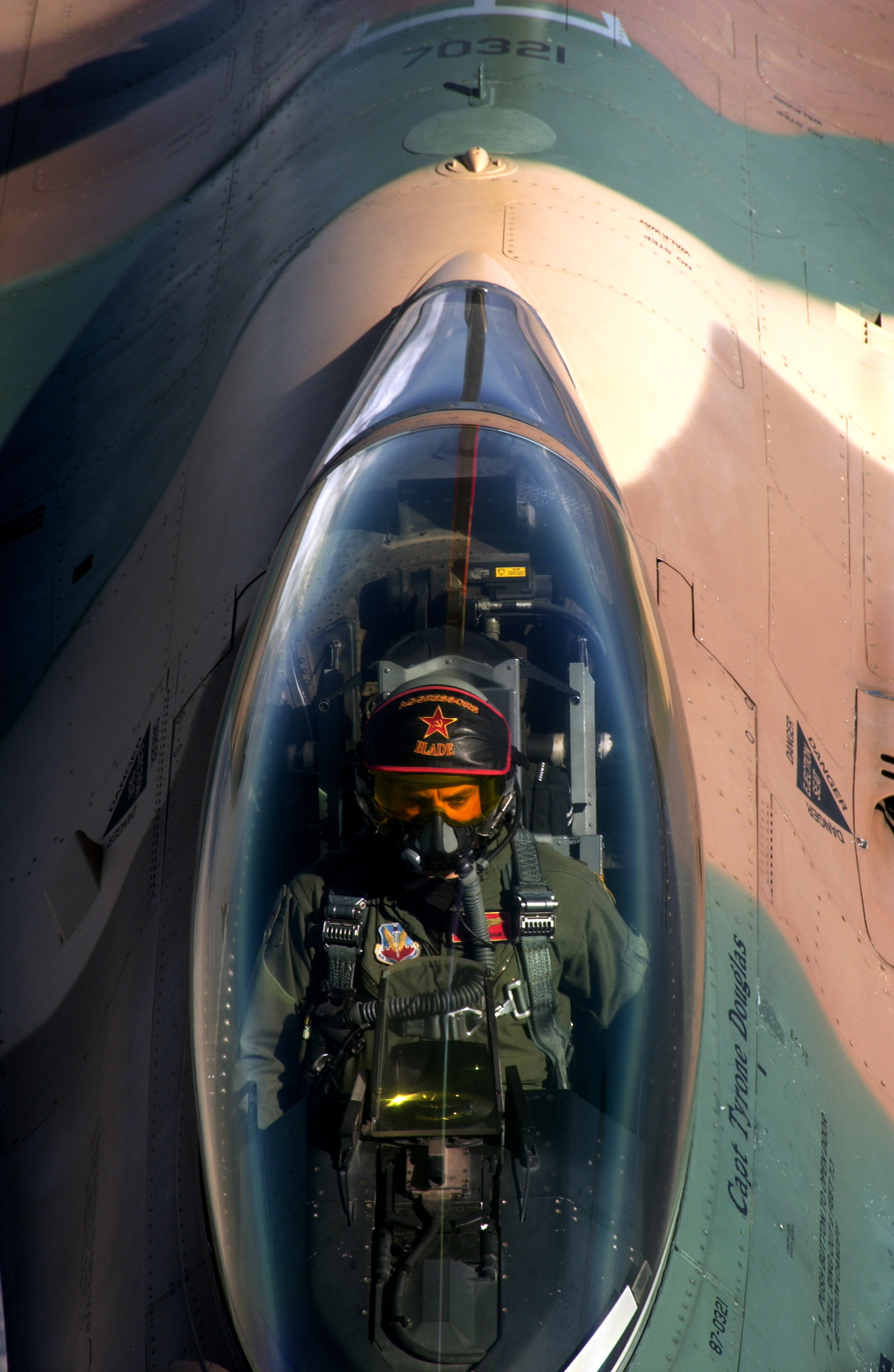 从空中俯拍的f-16战斗机驾驶员 14/20 隐藏描述