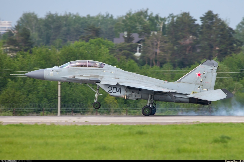 编号204的新型双座舰载歼击机米格-29kub降落
