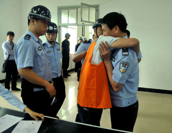 死刑犯临刑前跪谢民警