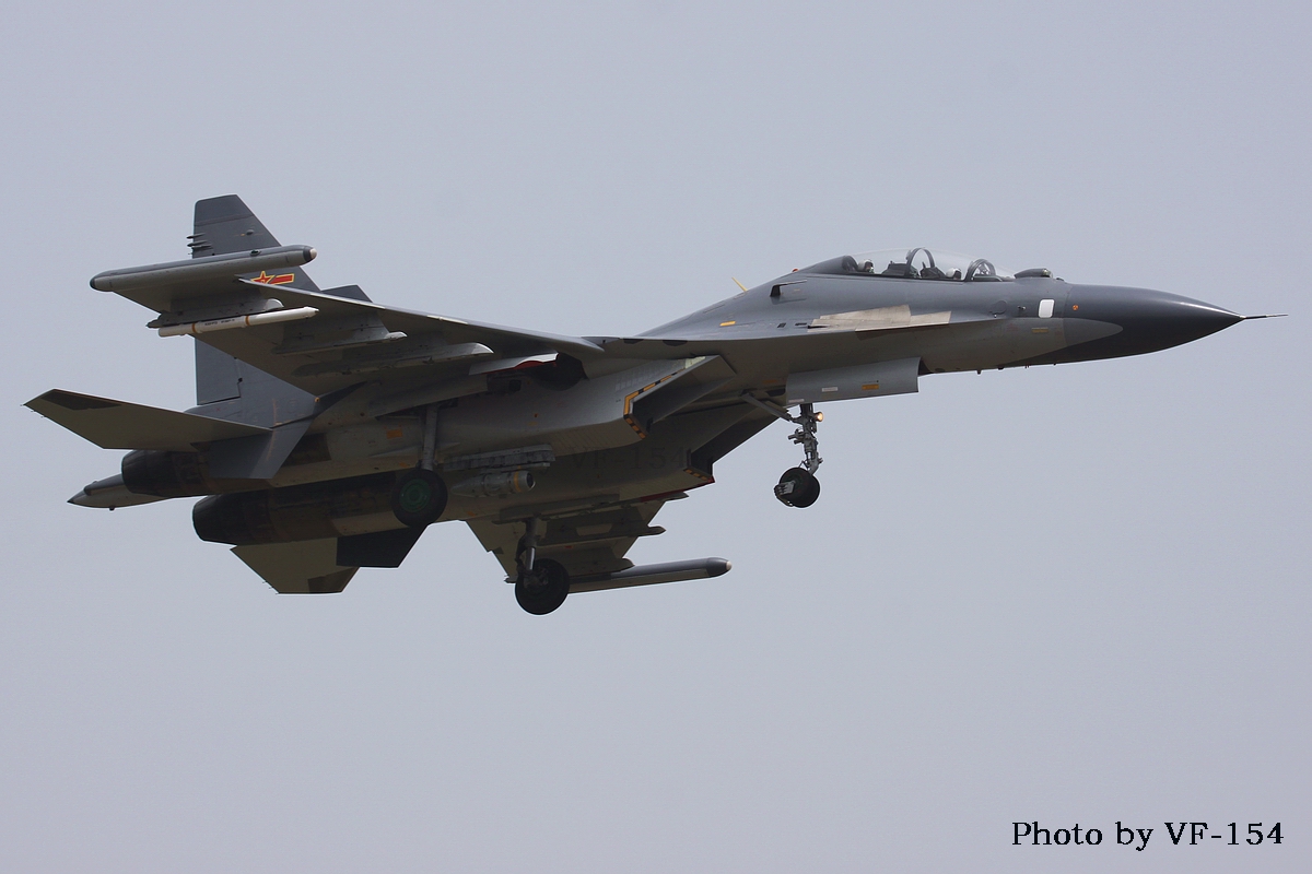 我军苏30战机帅气飞行