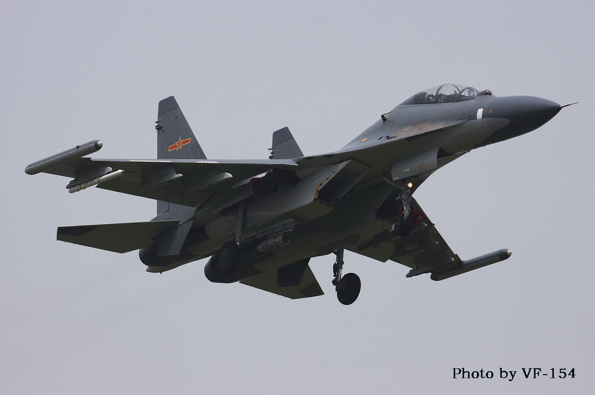 我军苏30战机帅气飞行