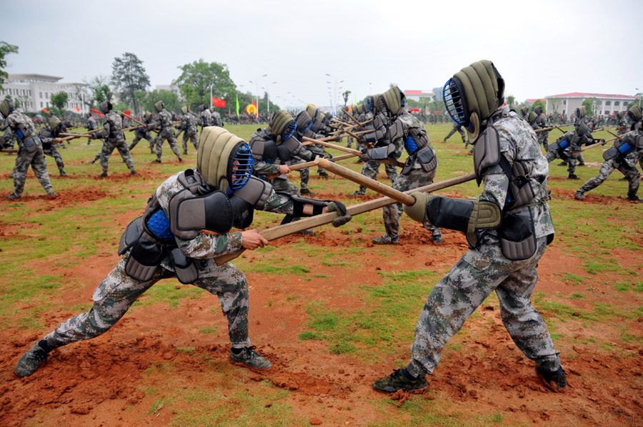 二炮训练挑战身体极限