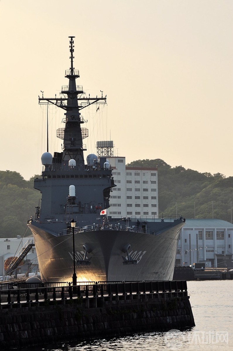 日本横须贺军港内军舰鳞次栉比杀气腾腾