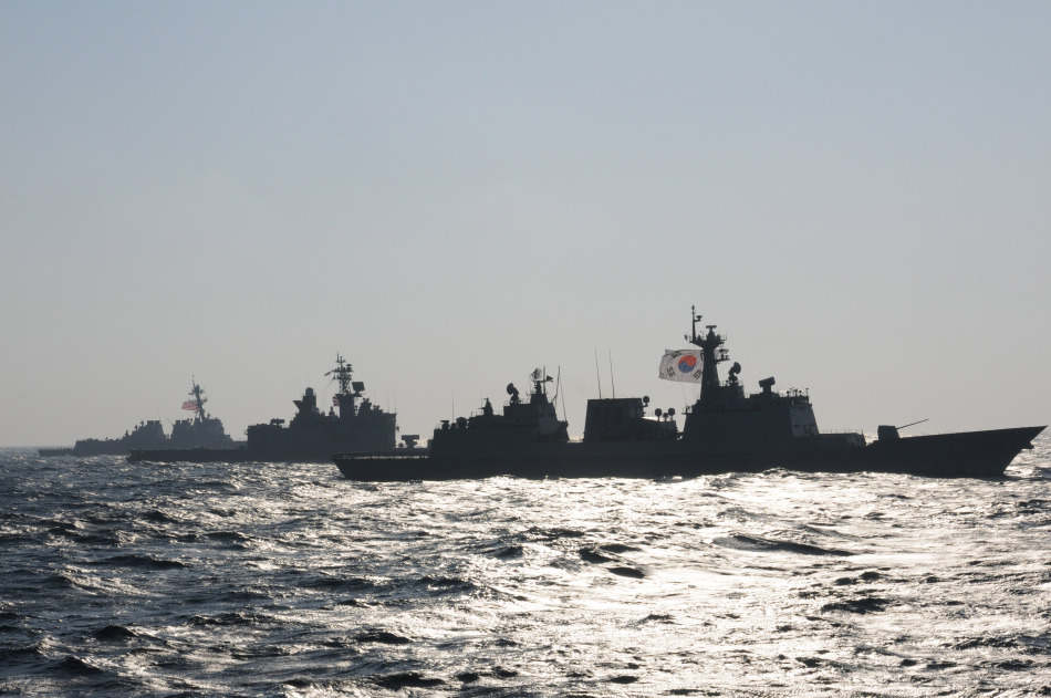 美日韩三国首次在中国东海举行联合军演