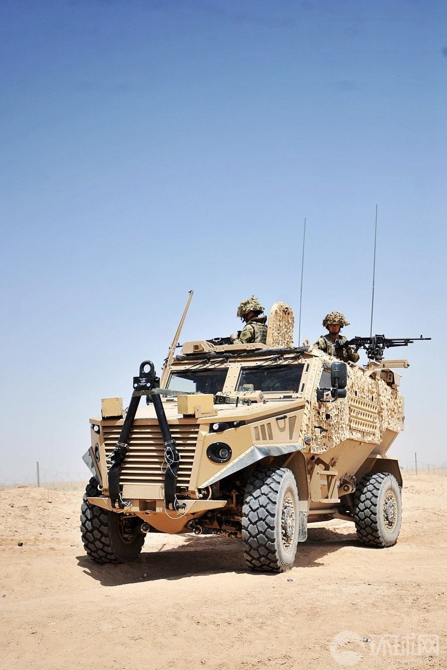 驻阿英军乘坐"猎狐犬"装甲车执行任务