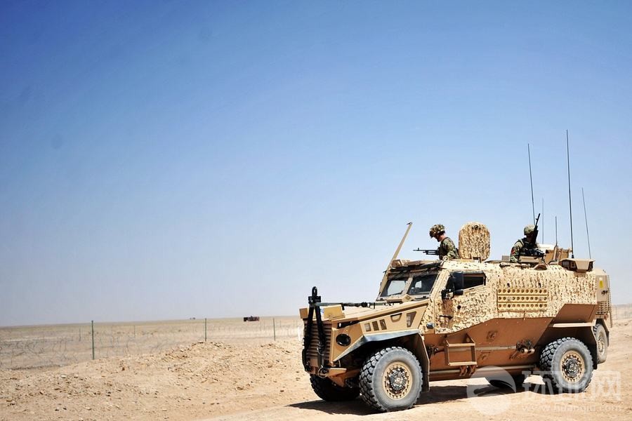 驻阿英军乘坐"猎狐犬"装甲车执行任务