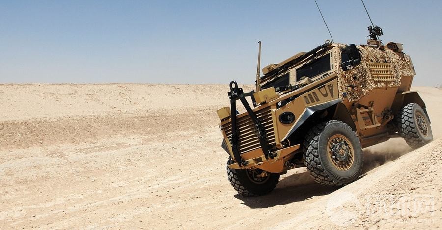 驻阿英军乘坐"猎狐犬"装甲车执行任务