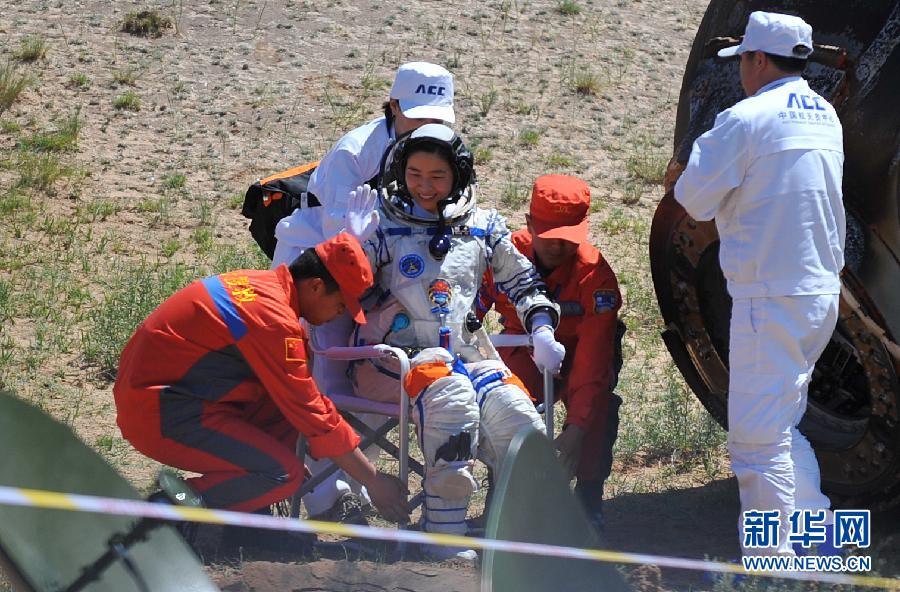 航天员顺利出舱 china.huanqiu.com