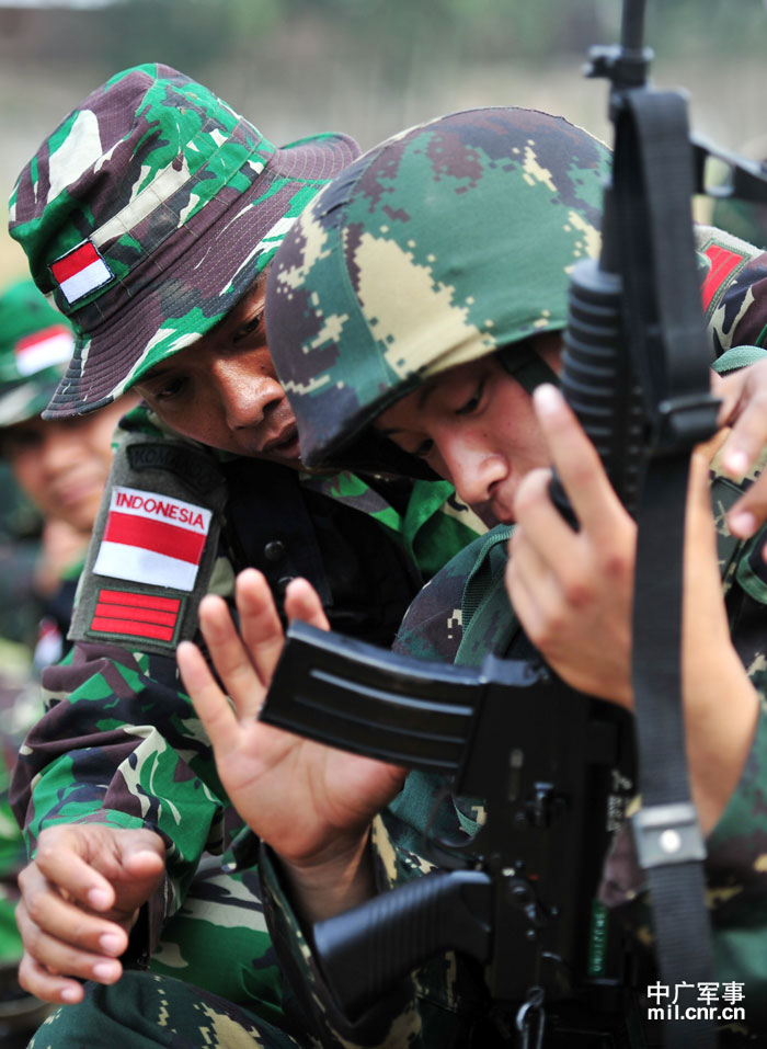 印尼特种兵持95打靶