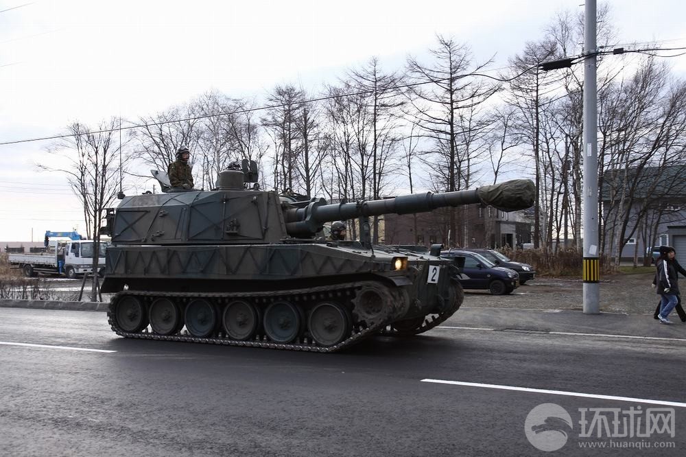 日本装甲车群招摇过市
