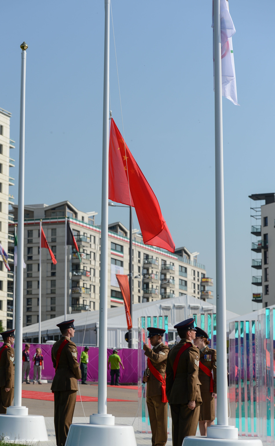 中国代表团奥运村升旗