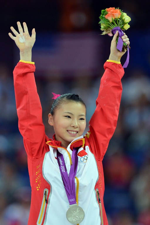 高低杠何可欣摘银