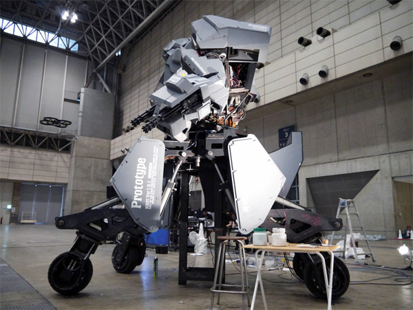 人类首个四足载人战斗机甲机器人诞生日本