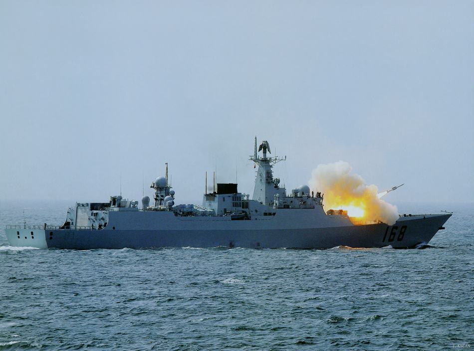 168号驱逐舰发射导弹