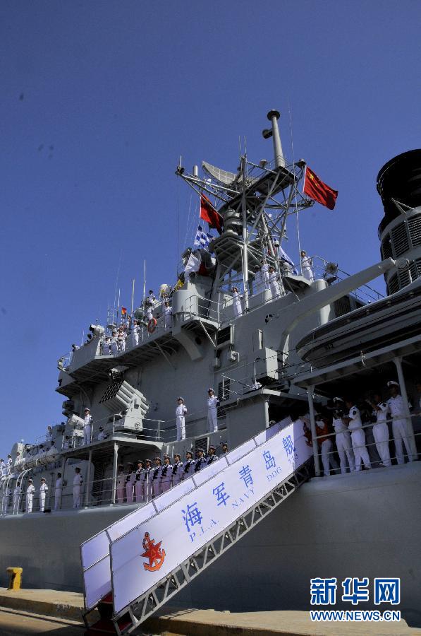 8月13日,由中国海军第十一批护航编队"青岛"号导弹驱逐舰,"烟台"号