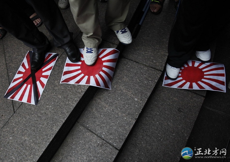香港示威者焚烧日军旗