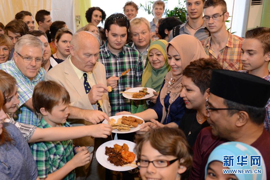 8月20日,在马来西亚沙巴州首府哥打基纳巴卢,人们参加开斋节庆祝活动.