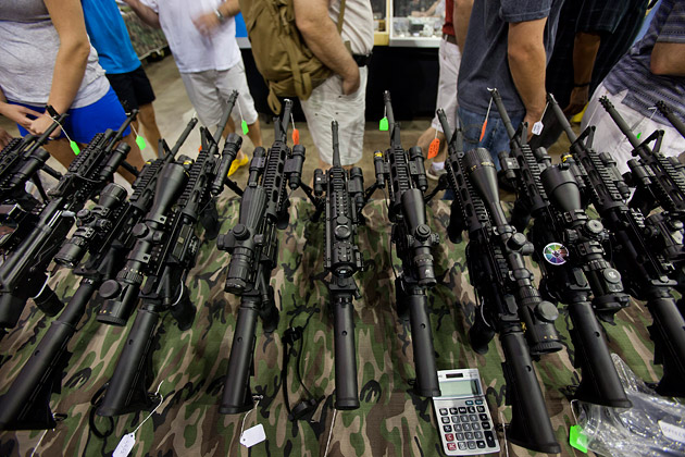 美国展览会上卖枪如同卖菜