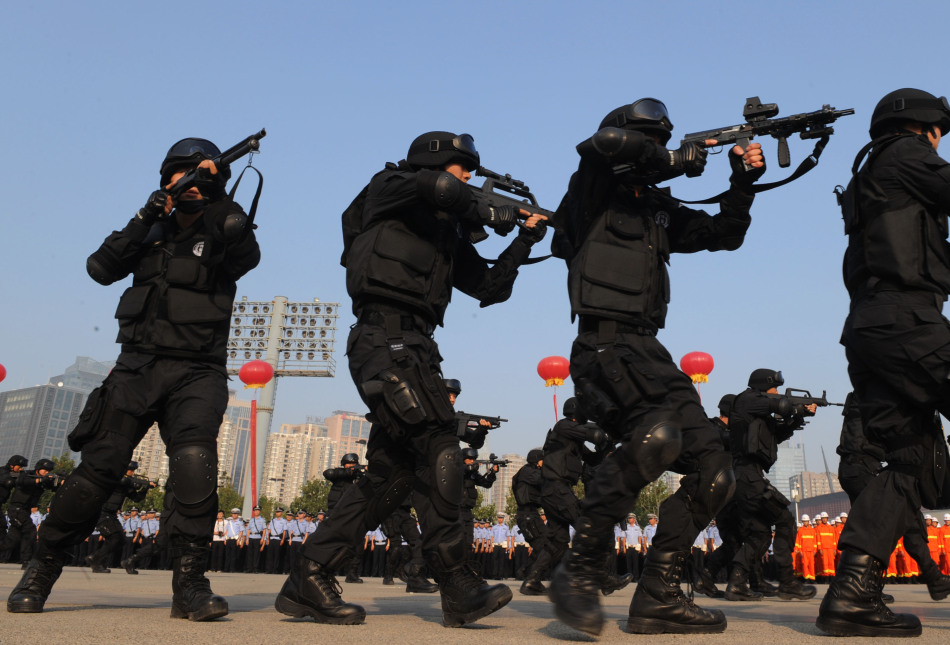 郑州出动万名警力演练快反处突